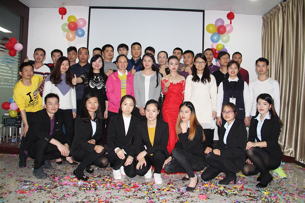 創(chuàng)新通全體員合影留念